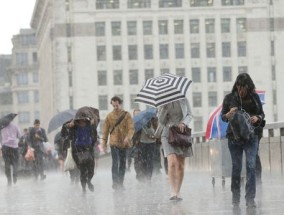 英国天气:新地图显示，英国可能在800英里长的风暴下消失